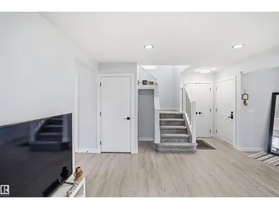 2122 37 AV NW photo 8