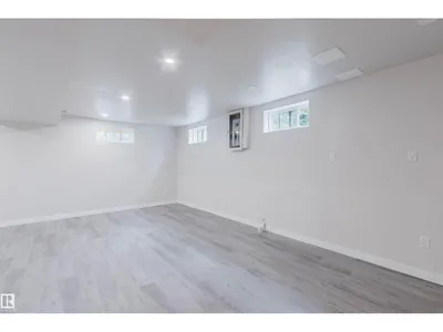 10423 35 AV NW photo 51