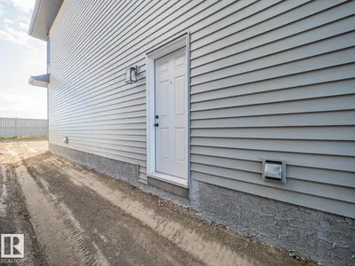 8921 223A ST NW photo 42