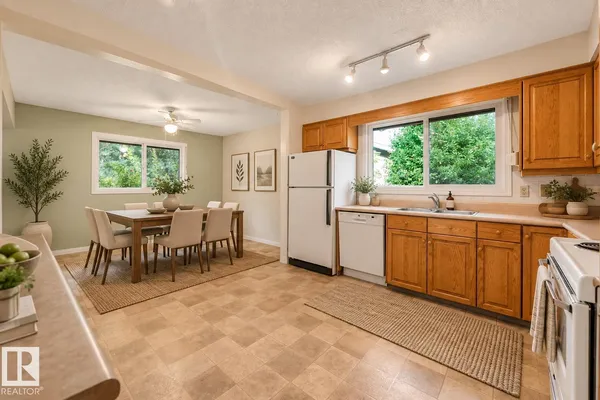 21 FLEETWOOD CR photo 3