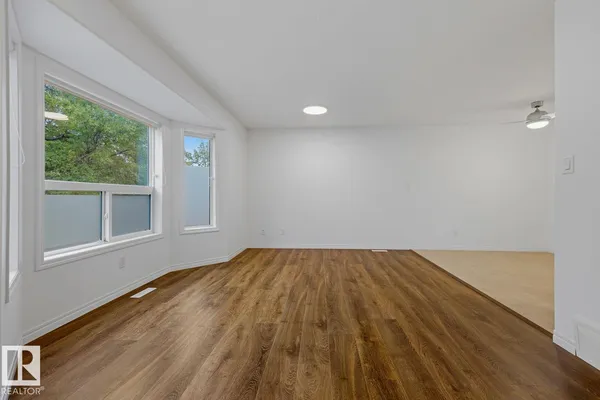 11120 132 ST NW photo 3