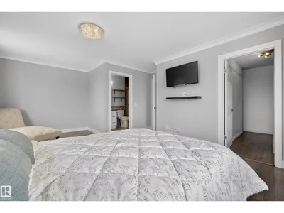 11827 8 AV NW photo 22