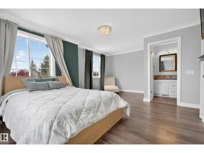 11827 8 AV NW photo 23