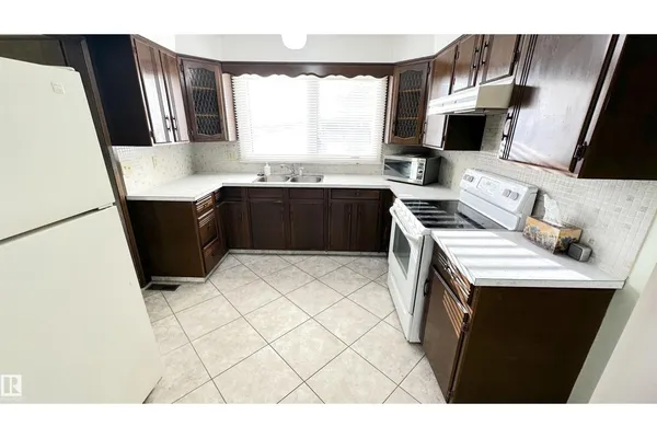 4128 110 ST NW photo 3
