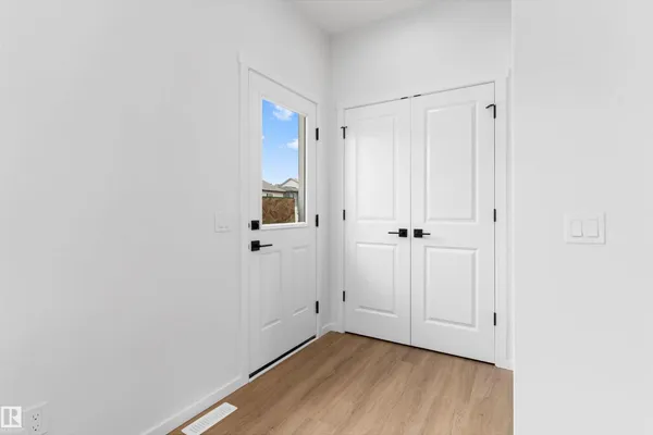 18844 28 AV NW photo 3