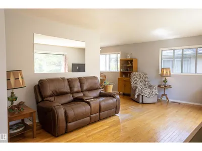 10428 68 AV NW photo 10