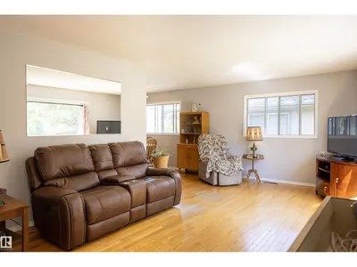 10428 68 AV NW photo 11