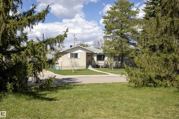 10428 68 AV NW photo 2