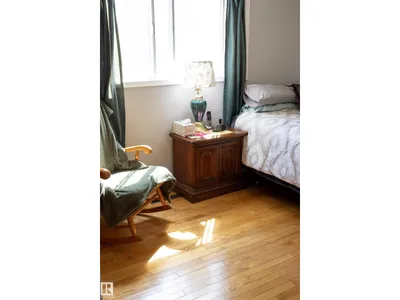 10428 68 AV NW photo 24