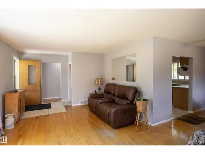 10428 68 AV NW photo 7