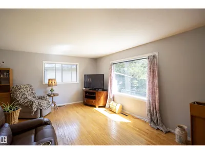 10428 68 AV NW photo 8