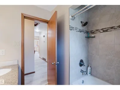10924 35A AV NW photo 23