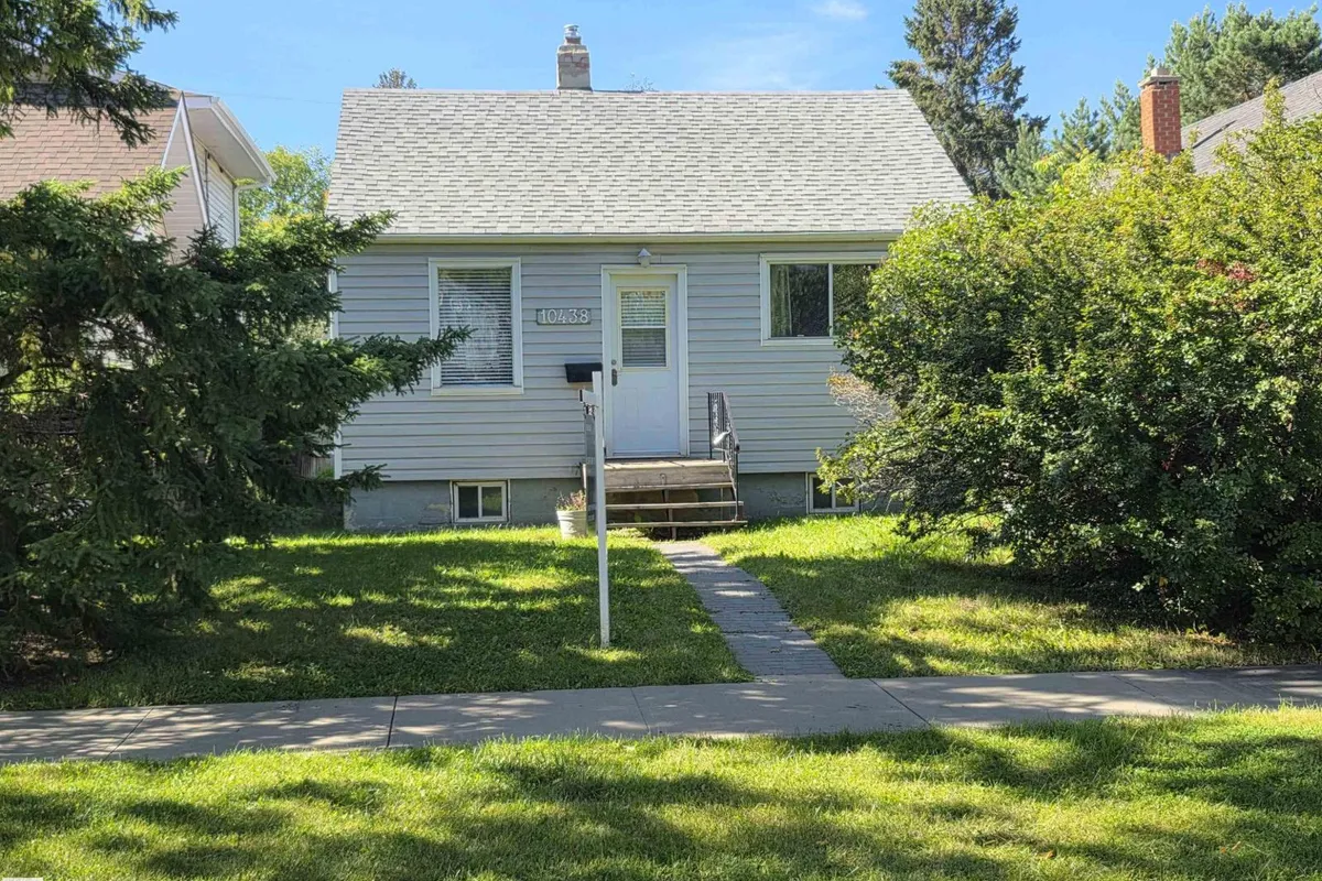 10438 147 ST NW exterior