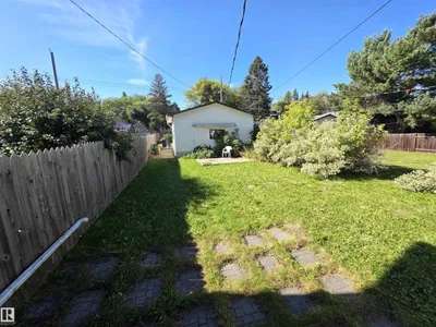 10438 147 ST NW photo 13
