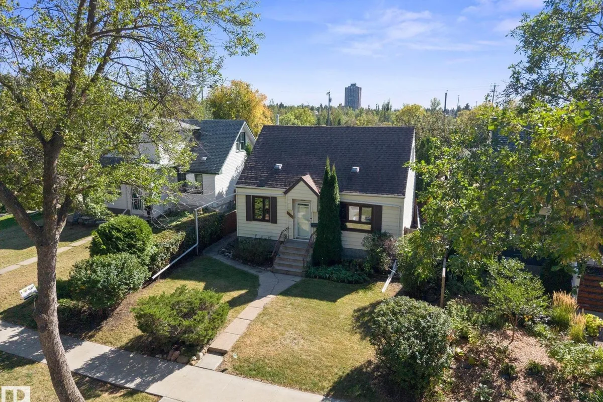 11119 62 AV NW exterior