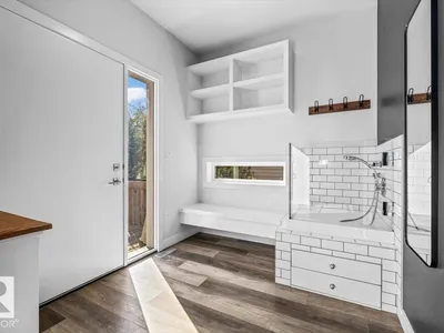 9817 77 AV NW photo 14