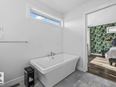 9817 77 AV NW photo 24