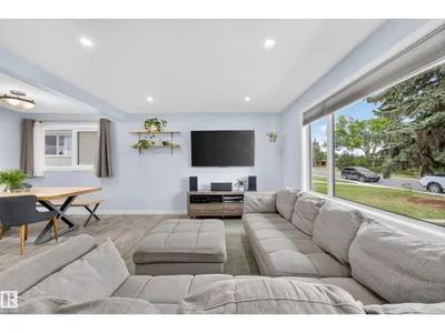 6507 97 AV NW photo 4