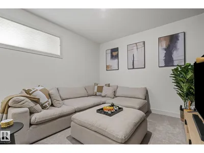 325 Annandale Crescent photo 41