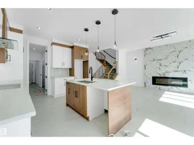 4651 17 AV SW SW photo 13