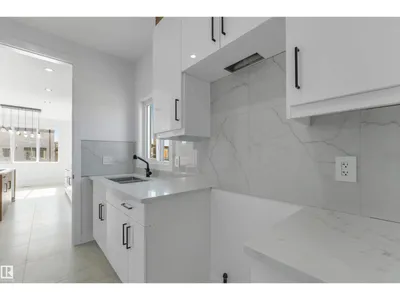 4651 17 AV SW SW photo 18
