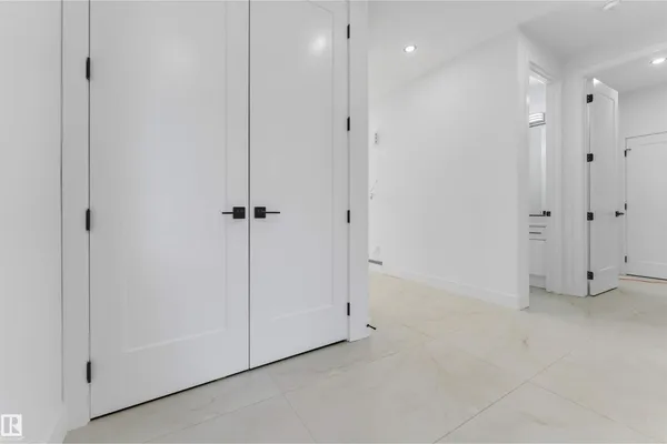 4651 17 AV SW SW photo 3