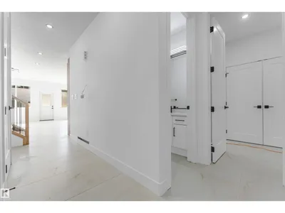 4651 17 AV SW SW photo 4