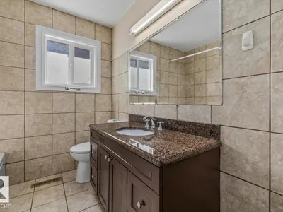 11516 44 AV NW photo 16