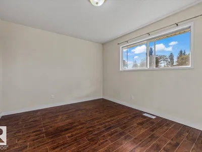 11516 44 AV NW photo 18
