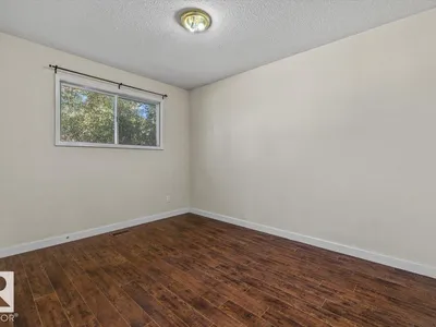 11516 44 AV NW photo 22