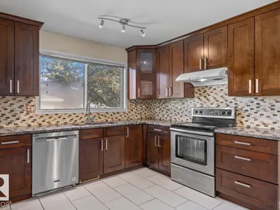11516 44 AV NW photo 9