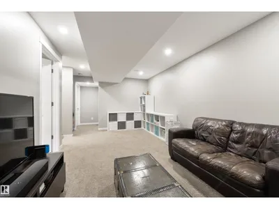 5228 20 AV SW photo 36