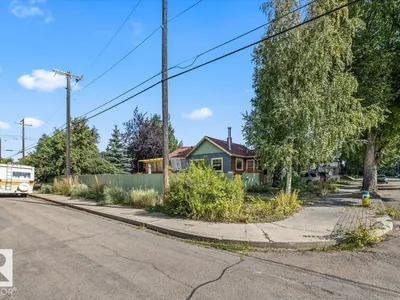 4648 113 AV NW photo 42