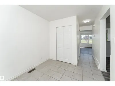 11363 22 AV NW photo 7