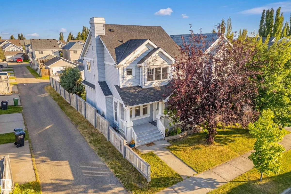 1530 76 ST SW exterior