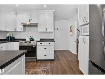 3606 37 AV photo 17