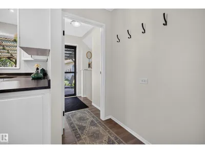 3606 37 AV photo 23