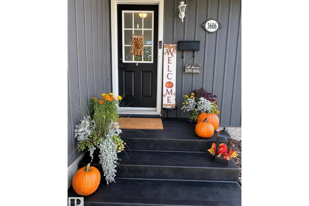 3606 44 ST exterior