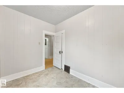 9824 91 AV NW photo 24