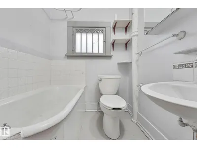 9824 91 AV NW photo 32