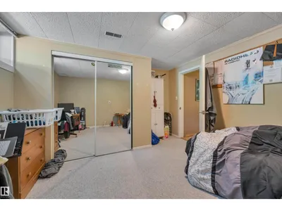 8812 135a AV S NW photo 23