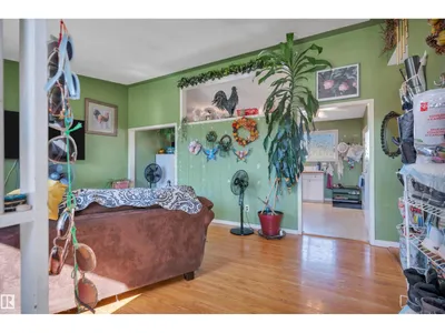 8812 135a AV S NW photo 7