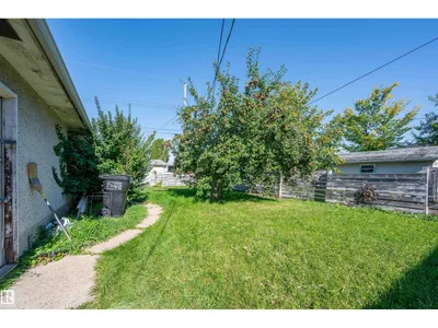 8812 135a AV S NW photo 19