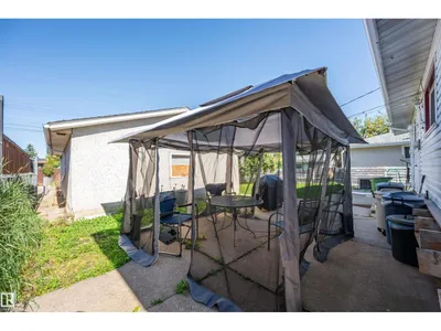 8812 135a AV S NW photo 30