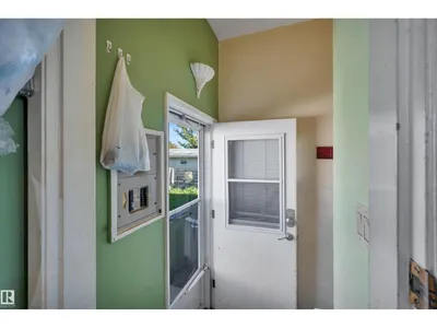 8812 135a AV S NW photo 14