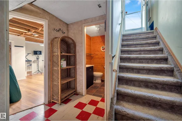 8812 135a AV S NW photo 2