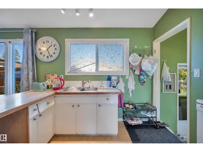8812 135a AV S NW photo 21