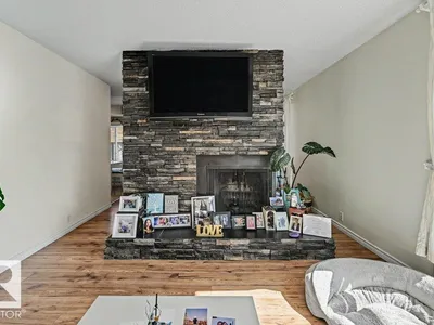 8708 25A AV NW photo 9