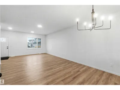 1084 MCLEOD AV photo 10