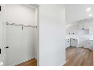 1084 MCLEOD AV photo 18